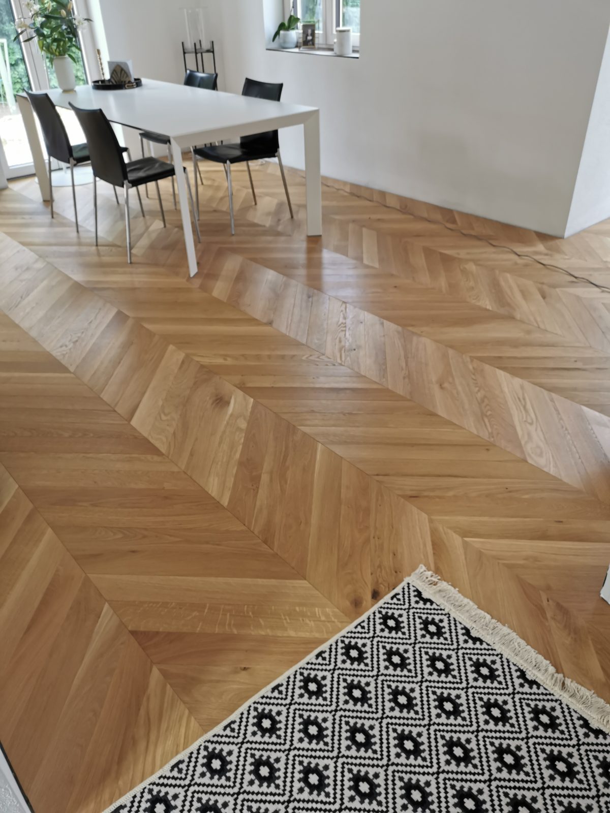 Chevron-Parkett in Eiche, verlegt von Süzen Fußboden